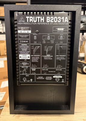 Behringer B2031A - Aktywny monitor studyjny POZWROTOWY
