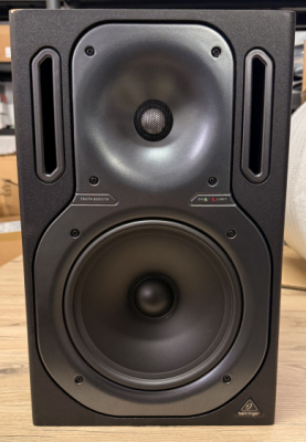 Behringer B2031A - Aktywny monitor studyjny POZWROTOWY