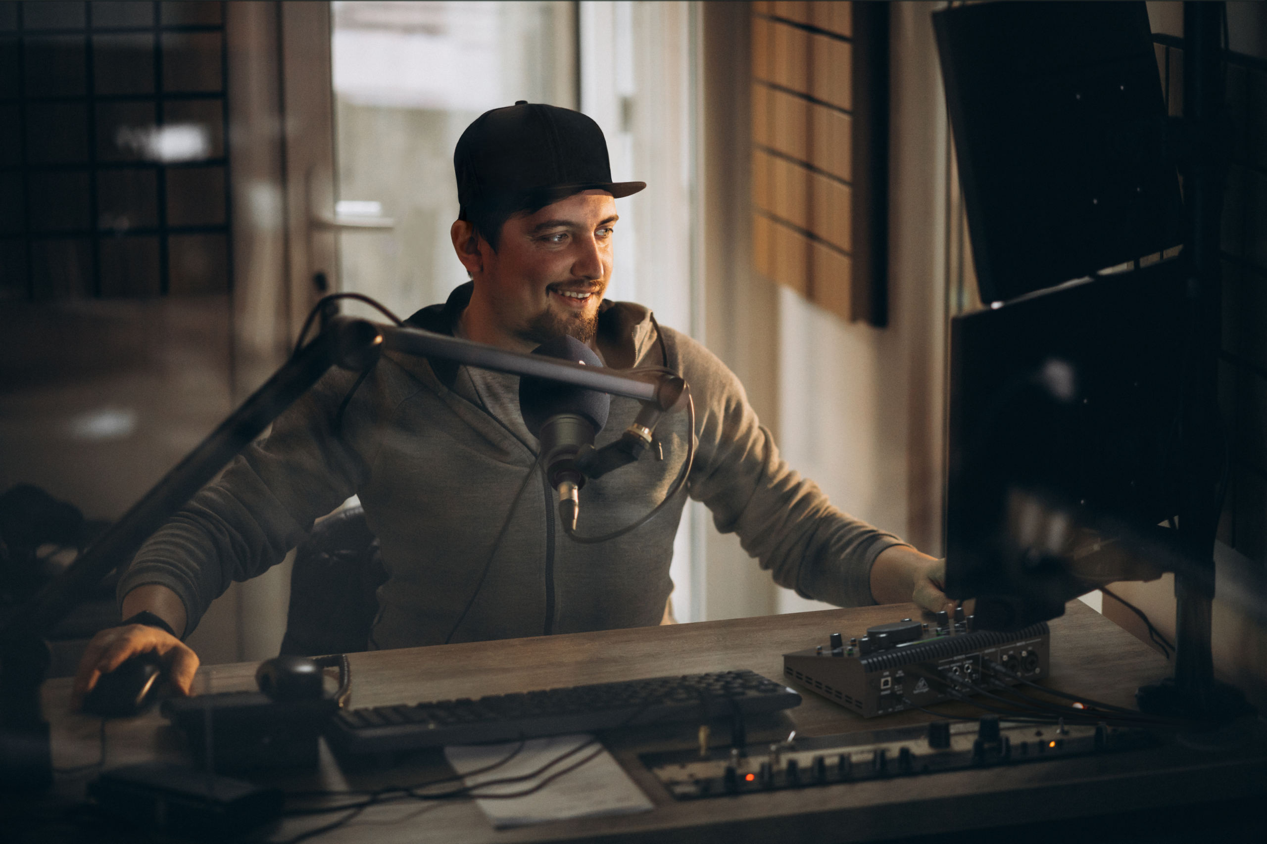 Behringer STUDIO L Interfejs audio USB 2x2 z kontrolerem monitorów
