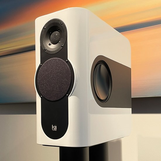 Kii THREE Fine Touch White — detal monitora wchodzącego w skład zestawu BXT