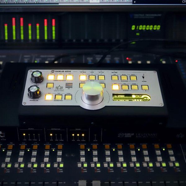 GAINLAB LIEUTENANT Monitor controller with remote control