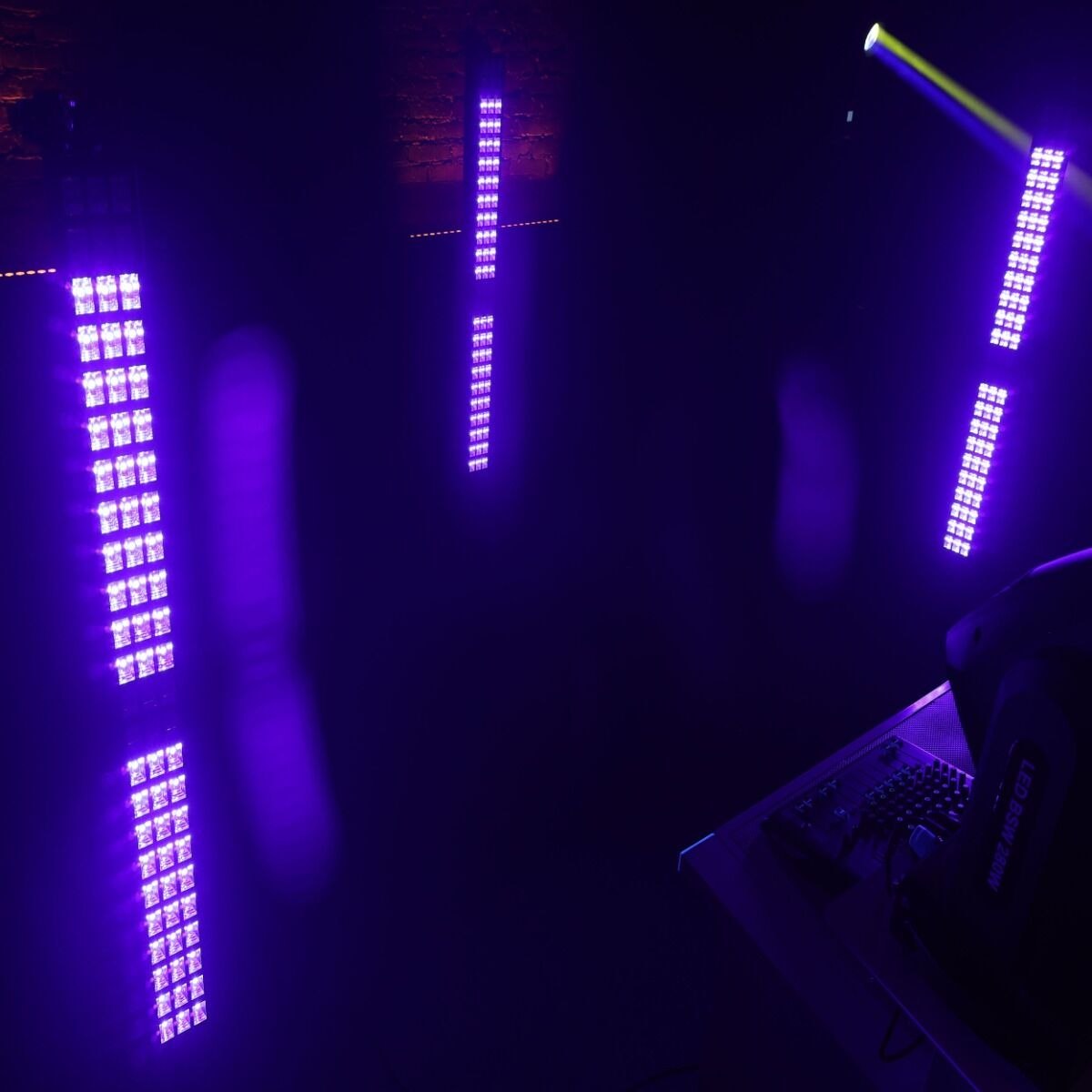 LIGHT4ME UV BAR 72x2W listwa oświetleniowa UV-A oświetlenie dekoracyjne ultrafioletowe LED DMX 2x uchwyt montażowy