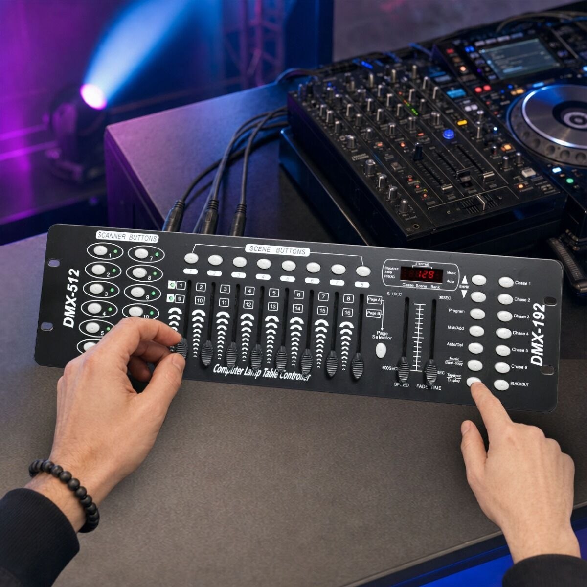 LIGHT4ME DMX 192 MKIII suwakowy sterownik DMX do oświetlenia scenicznego 192-kanałowy 8 suwaków 23 banki scen 6 sekwencji Chase rack 19" 2U