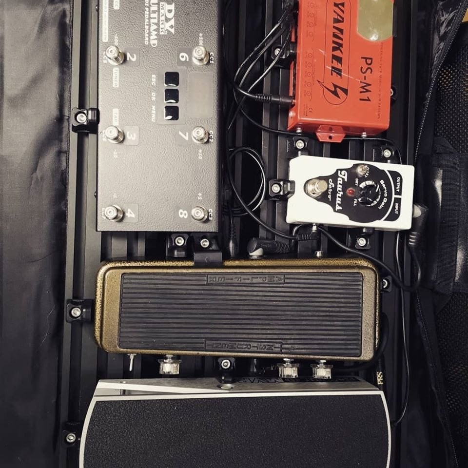 Guitto GPB-01 - aluminiowy pedalboard z mocowaniami i torbą