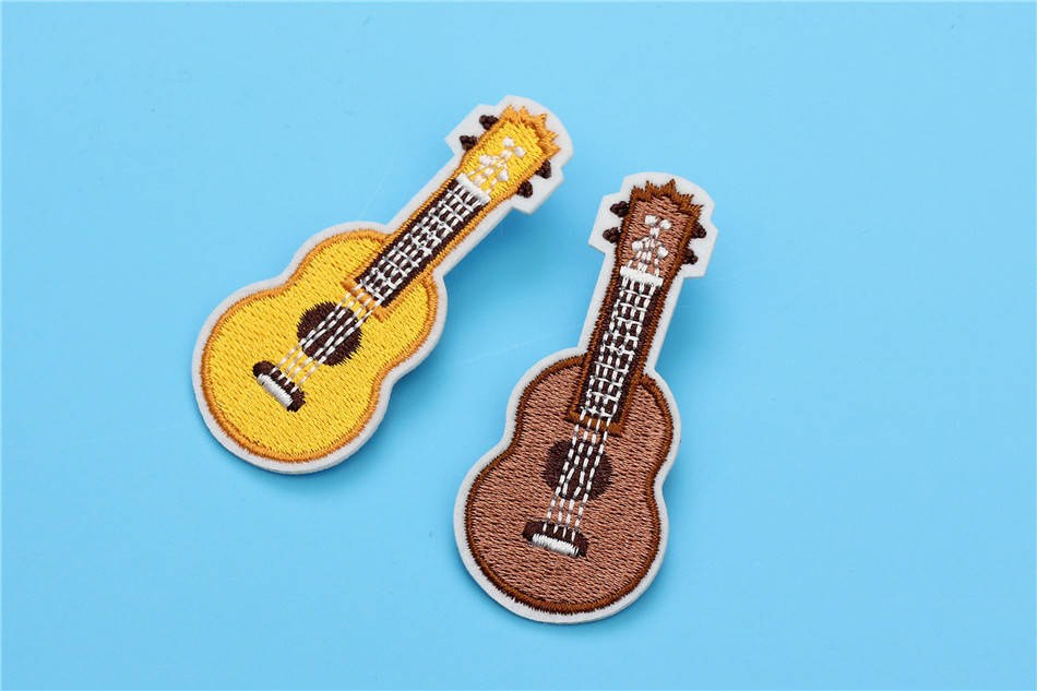 Przypinka ukulele Kera Audio AS-007 Żółta